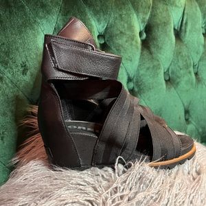 Sorel size 7 Joanie Gladiator wedge black